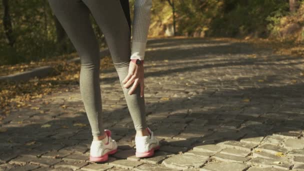 Olahraga berjalan pergelangan kaki keseleo. Wanita olahragawan menyentuh pergelangan kaki yang terkilir . — Stok Video