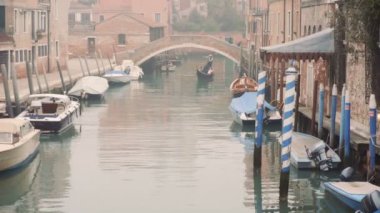 Venedik gondolcu gondol Venedik, İtalya'nın yeşil kanal suları ile topa vurma