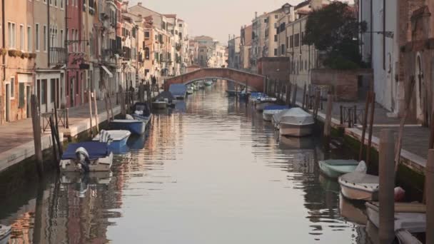 Venetië uitzicht vanaf landmark van de Rio di San Girolamo, Italië — Stockvideo