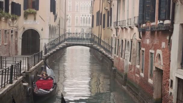 Hangbrug over Venetië kanaal op zonsondergang met gondel in de voorgrond — Stockvideo