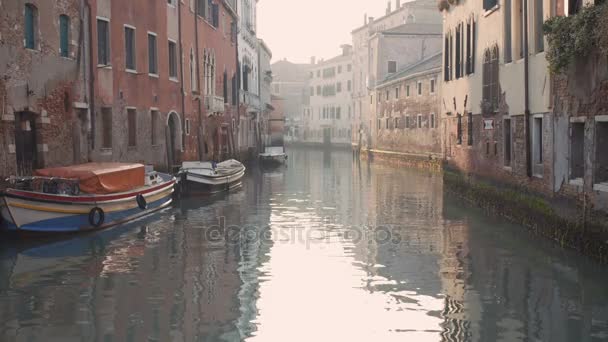 Red Boat on canal in Venice, Italy — Stock Video