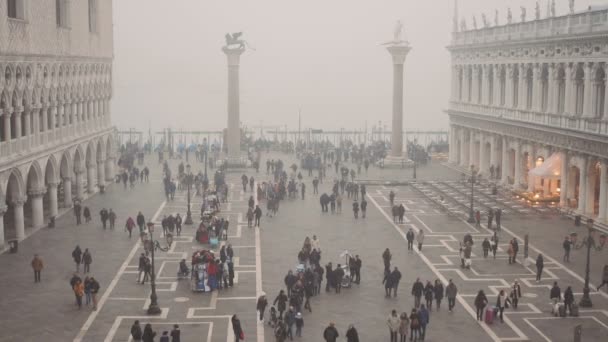 Náměstí svatého Marka (Piazza San Marco) s zvonice a Dóžecí palác. Benátky, Itálie — Stock video