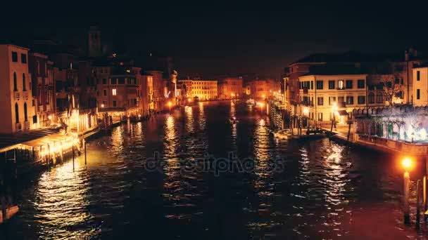 Grand Canal view from Ponte degli Scalzi night time lapse, Италия, Венеция — стоковое видео