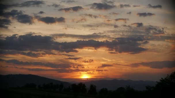 Zachód słońca krajobraz górski upływ — Wideo stockowe