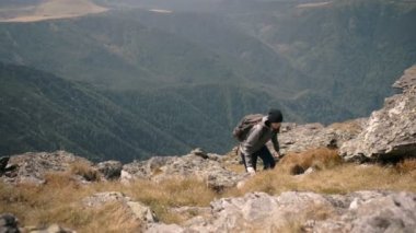 Genç bayan bir dağın tepesinde hiking