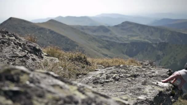 Ung kvinna hiker benen på bergstopp — Stockvideo