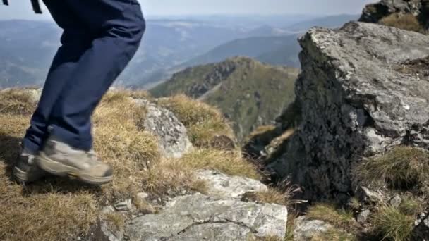 Jeune femme randonneur jambes sur le sommet de la montagne — Video