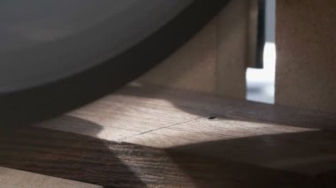 Vasıflı usta bir Daire bıçkılar - makro çekim ile ahşap bir parça kesme