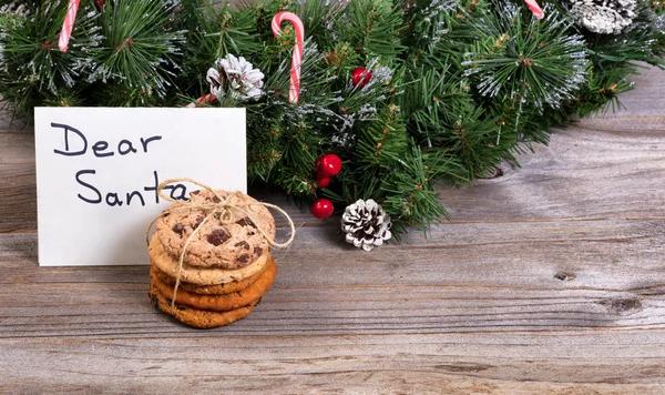 Taze kurabiye ve tatil Aralık ile Noel Baba için kart yığını — Stok fotoğraf