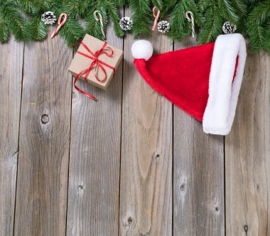 Çam dalları ve Santa Noel tatil ahşap arka plan 
