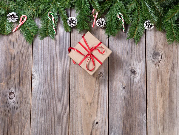 Noël vacances fond en bois avec branches de sapin et cadeau b — Photo