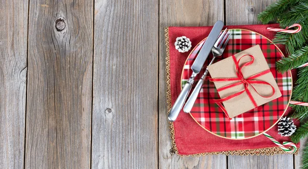 Kerst diner instelling met groenblijvende takken en de doos van de gift op — Stockfoto