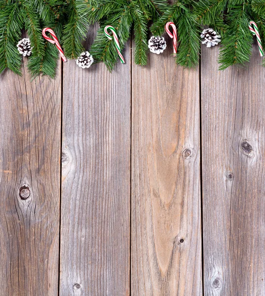 Xmas vakantie houten achtergrond met spar takken en snoep stokken — Stockfoto