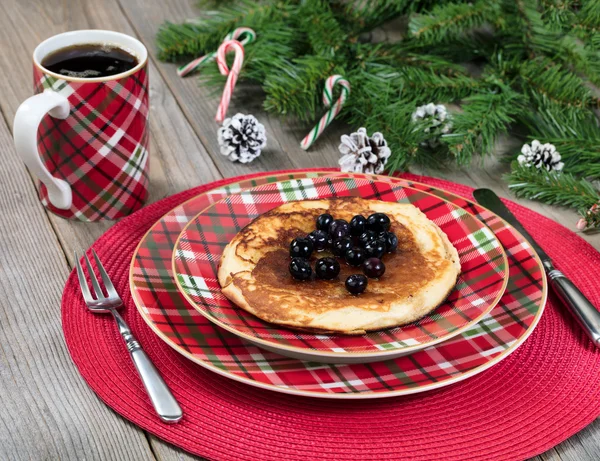Pancake breakfast for Christmas day with evergreen branches on r — Stock Photo, Image