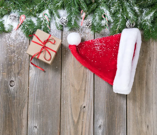 Vacanze di Natale sfondo in legno con rami di abete e neve — Foto Stock