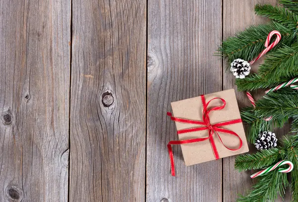 Navidad vacaciones fondo de madera con ramas de abeto y caja de regalo — Foto de Stock