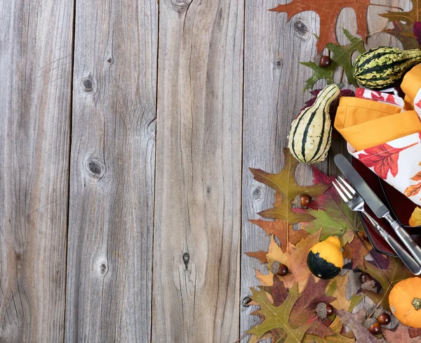 Abendessen für den Herbst mit Kürbisdekorationen und Blättern — Stockfoto