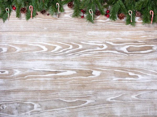 Rustiek wit houten plankjes met spar takken voor Kerstmis seaso — Stockfoto