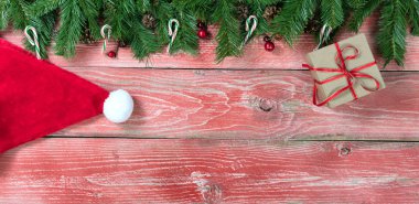 Rustik kırmızı ahşap kurulları ile Noel süsleri 
