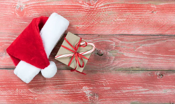 Confezione regalo vacanza con tappo Babbo Natale su tavole di legno rosso rustico — Foto Stock