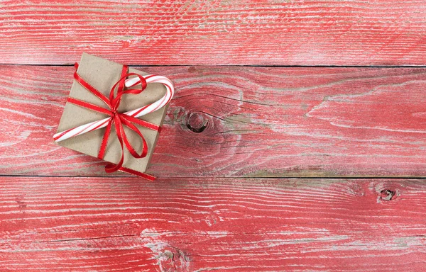 Tatil hediye kutusu ile şeker kamışı rustik kırmızı ahşap kurullarında — Stok fotoğraf