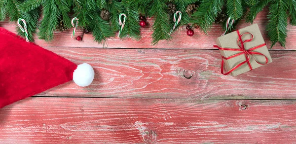 Tavole di legno rosso rustico con decorazioni natalizie — Foto Stock