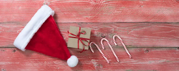 Tábuas de madeira vermelhas rústicas com presente e outra decoração de Natal — Fotografia de Stock