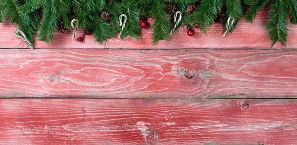 Rustykalne czerwony deski z gałęzi jodły na święta Bożego Narodzenia — Zdjęcie stockowe