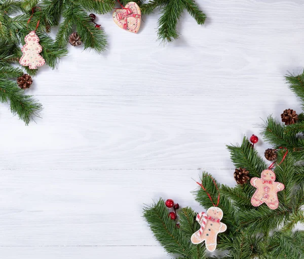 Tavole di legno bianco rustico con decorazioni natalizie negli angoli — Foto Stock