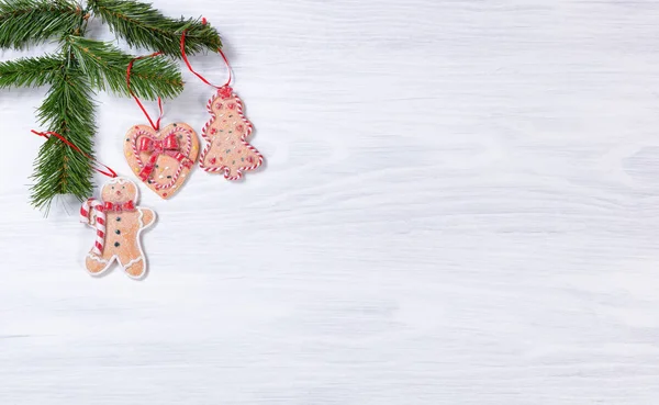 Tableros rústicos de madera blanca con decoraciones de galletas de Navidad han — Foto de Stock