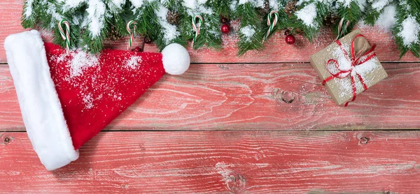 Snowy rustic red wooden boards with Christmas decorations — Stock Photo, Image