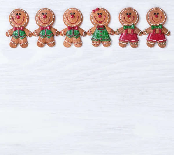 Белые деревянные доски с рождественским печеньем на верхней границе — стоковое фото