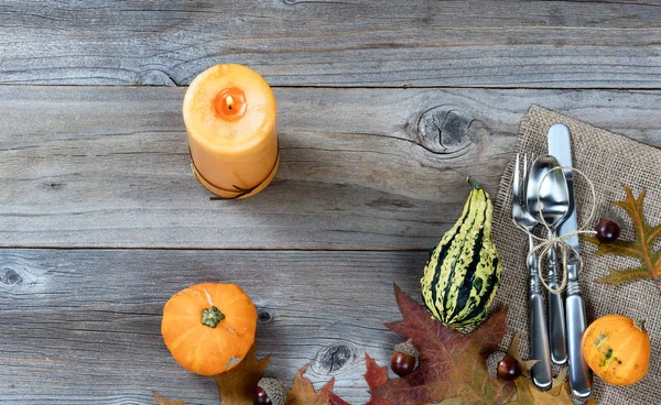 Geschirr für den Erntedank-Herbst auf rustikalem Tuch — Stockfoto