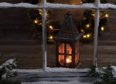 Karlı pencere ve köknar ile parlayan fener dalları ve C hafifletmek