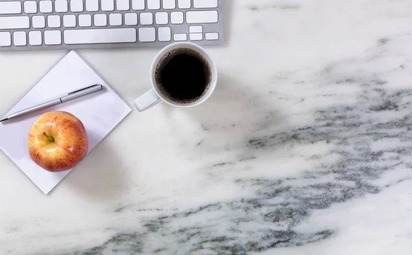 濃いコーヒーとリンゴと大理石のデスクトップ表面 — ストック写真