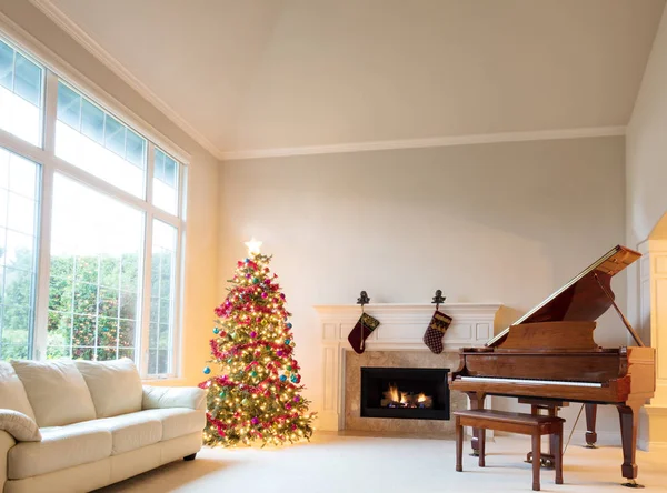 Nappali szoba díszített karácsonyfa lógó harisnya — Stock Fotó