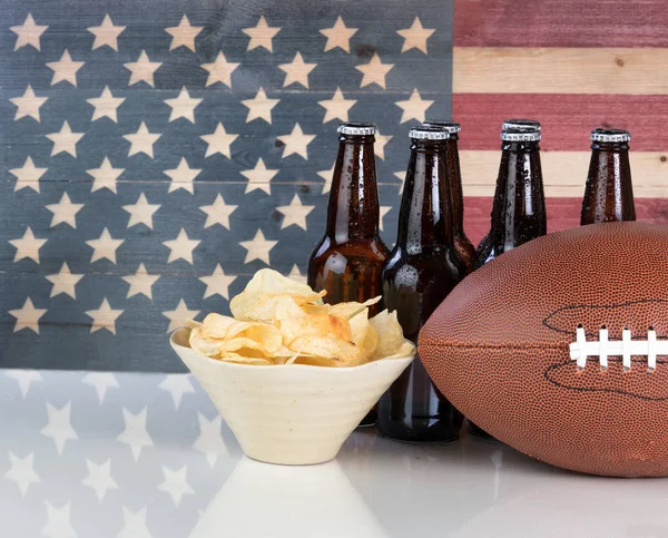 Fútbol americano más comida y bebida con bandera de los Estados Unidos en —  Fotos de Stock