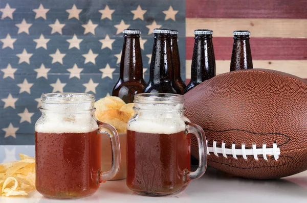 Fútbol americano más cerveza y patatas fritas con bandera de Estados Unidos en el fondo —  Fotos de Stock