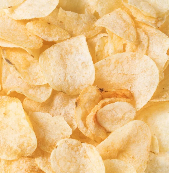 Заполненная рамка из хрустящих свежих картофельных чипсов — стоковое фото