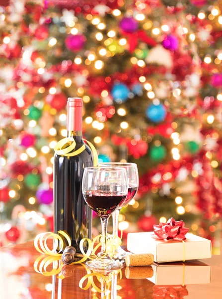 Sezónní svátky s červeným vínem v brýlích — Stock fotografie