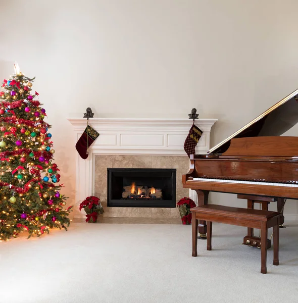 Wohnzimmer mit brennendem Kamin zur Weihnachtszeit dekoriert — Stockfoto