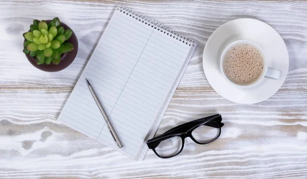 Papelaria básica com notebook em branco e café em madeira rústica — Fotografia de Stock