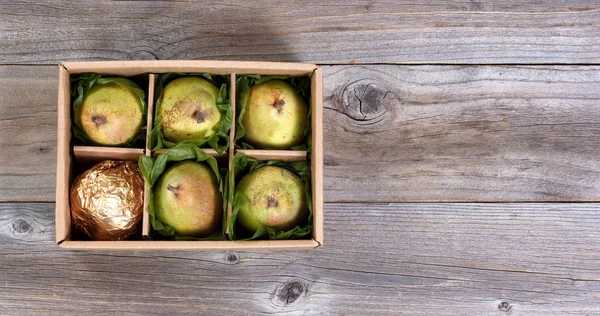 Érett körte ajándék csomagolva box üdülési szezonban — Stock Fotó