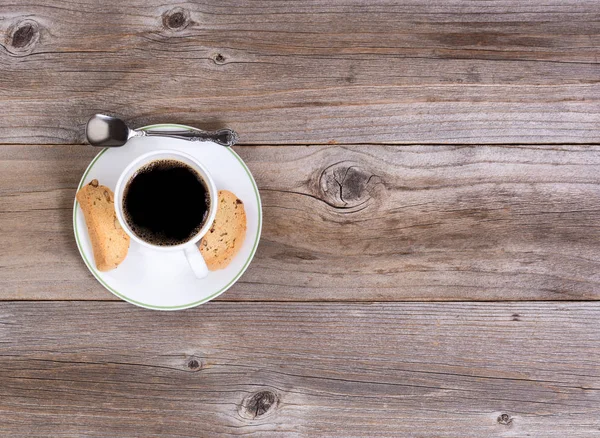 Vers gegoten koffie en koekjes voor snack op rustieke hout — Stockfoto