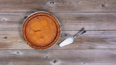 Rustik ahşap masa üzerinde spatula ile taze pişmiş kabak pasta 