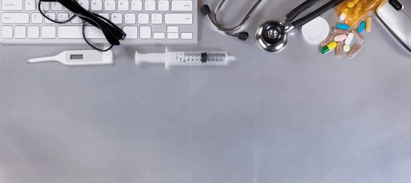 Edelstahl-Schreibtisch mit medizinischer Arztausrüstung — Stockfoto