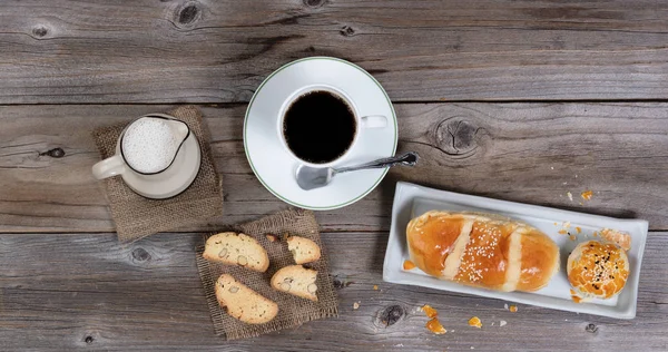 Refeição de pastelaria matinal e café na mesa rústica — Fotografia de Stock