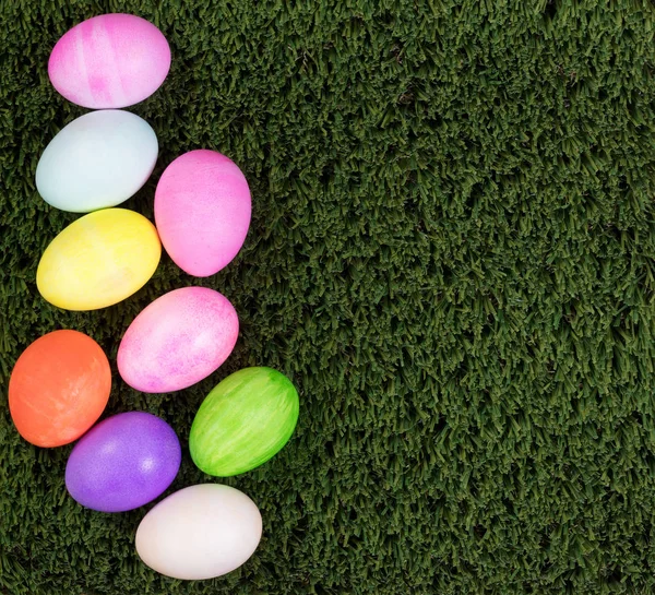 Kolorowe jajka na Wielkanoc, tworząc lewej granicy na gre — Zdjęcie stockowe