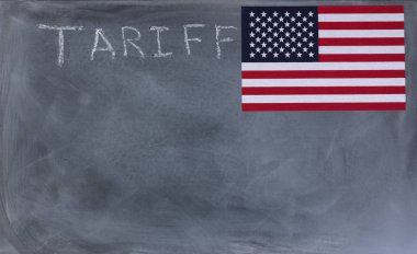 Tarife ve Amerika Birleşik Devletleri bayrağı yazılı Chalkboard