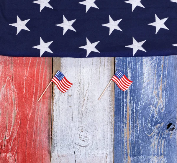 US-Flaggen auf rustikalen Holzbrettern in den Nationalfarben bemalt — Stockfoto